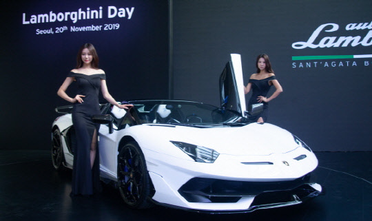 모델들이 800대 한정 생산된 람보르기니 아벤타도르 SVJ 로드스터 차량을 소개하고 있다.   디지털타임스DB